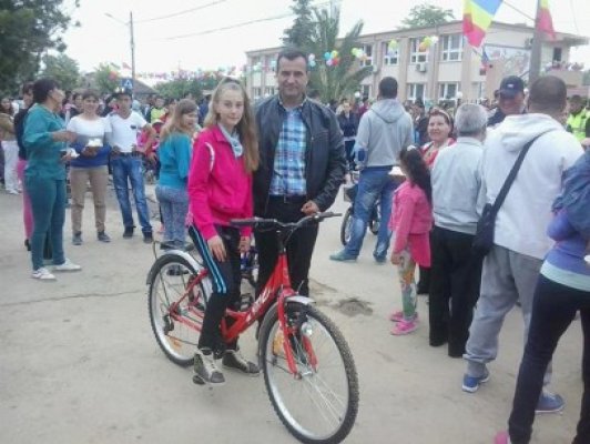 Copiii din Peştera au primit de ziua lor câte o bicicletă